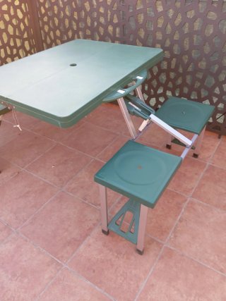Mesa picnic con asientos integrados. (HOSA)
