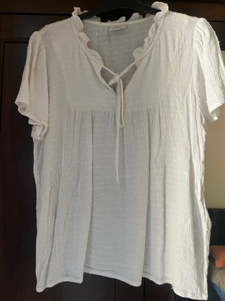 Blusa blanca manga corta con volantes