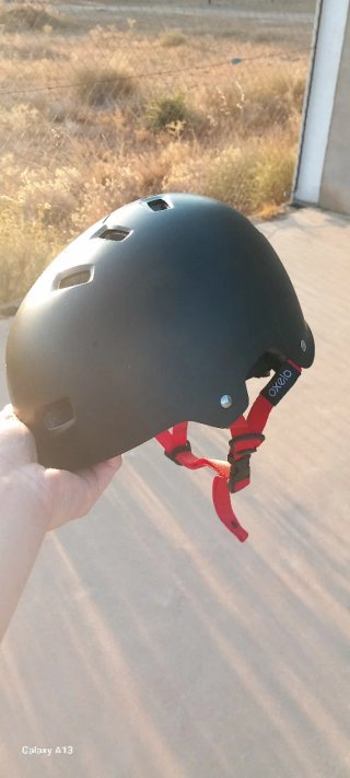 Casco para patinar negro