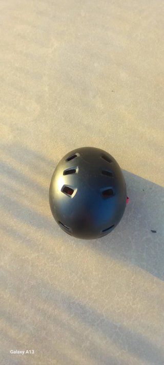 Casco para patinar negro