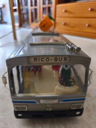 Autobús RicoBus con pasajeros.