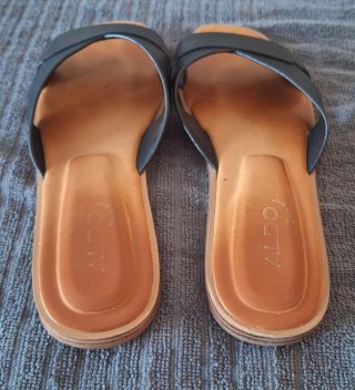 Sandalias negras y marrones