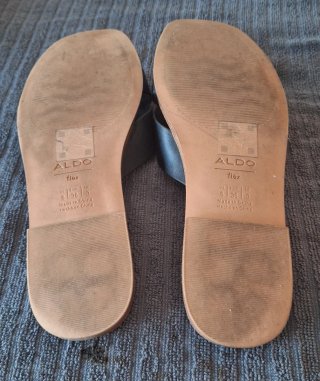 Sandalias negras y marrones