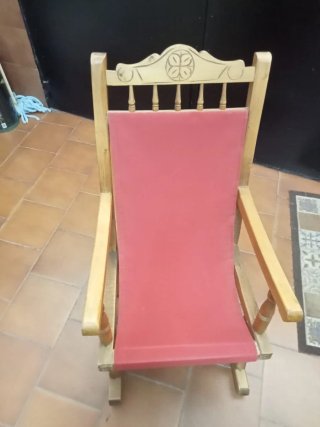Mecedora antigua de madera y tela