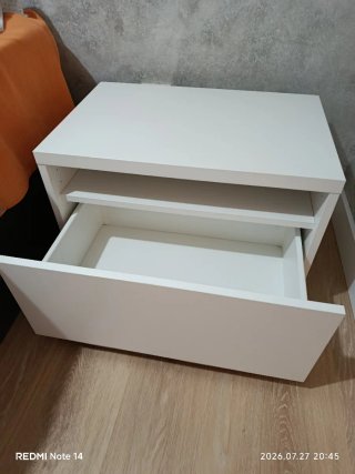 Mesita de noche blanca