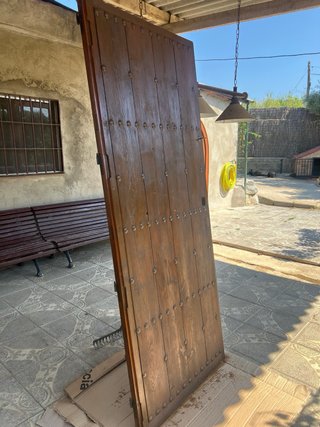 Puerta rústica de madera con clavos
