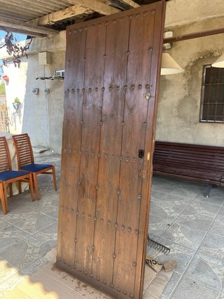 Puerta rústica de madera con clavos