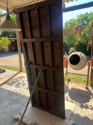Puerta rústica de madera con clavos