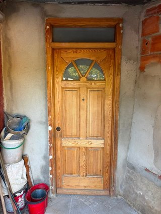 Puerta principal de madera
