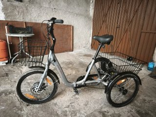 Triciclo Monty en perfecto estado en PEDREGUER -AL