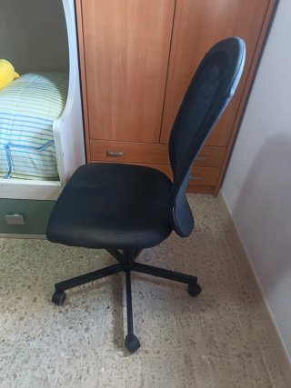 Silla ergonómica de escritorio negra