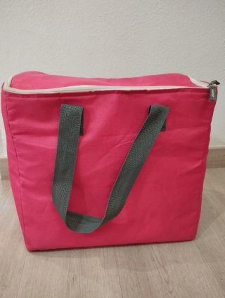 Nevera plegable rosa con interior plateado