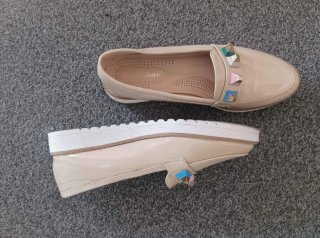 Zapatos planos beige con detalle multicolor