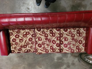 Sofá de 3 plazas rojo y tela floral
