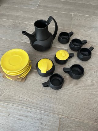 Juego de té cerámica negro y amarillo