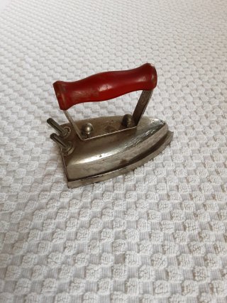 Ferro da stiro vintage rosso