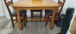 Mesa de madera maciza con 4 sillas