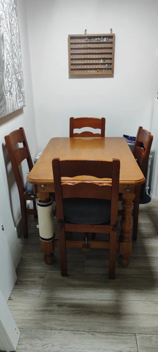 Mesa de madera maciza con 4 sillas