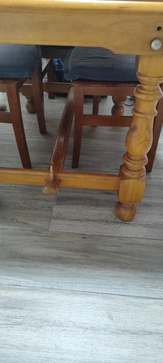 Mesa de madera maciza con 4 sillas