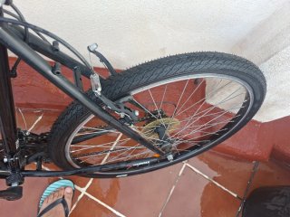 Bicicleta BTWIN Negra y la otra del niño