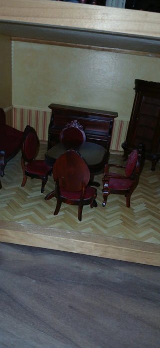 Casa de muñecas antigua