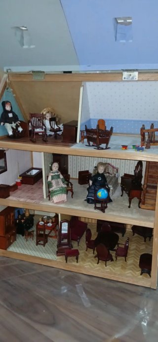 Casa de muñecas antigua