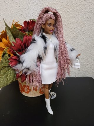 Muñeca Barbie articulada petit con abrigo blanco