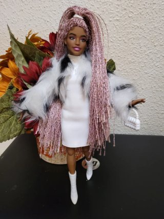 Muñeca Barbie articulada petit con abrigo blanco