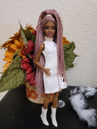 Muñeca Barbie articulada petit con abrigo blanco