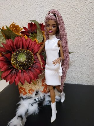 Muñeca Barbie articulada petit con abrigo blanco