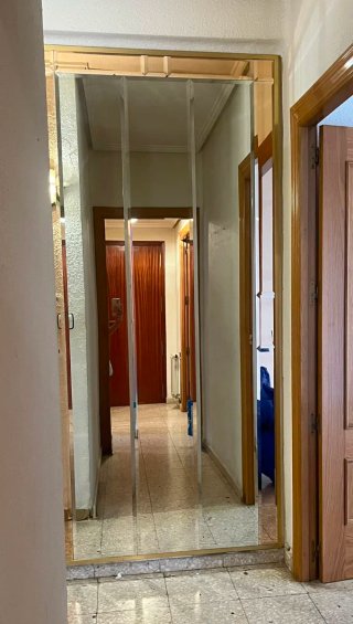 Mesa de salón y espejos de pared