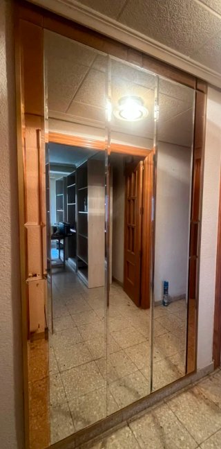 Mesa de salón y espejos de pared