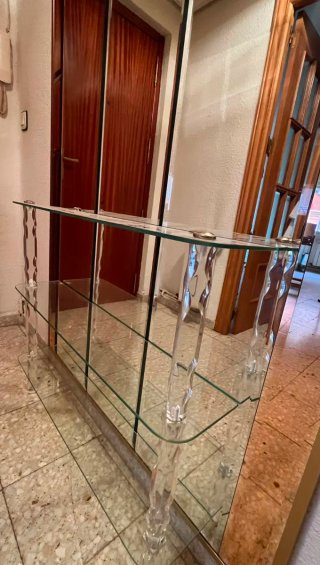 Mesa de salón y espejos de pared