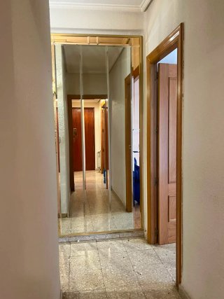 Mesa de salón y espejos de pared