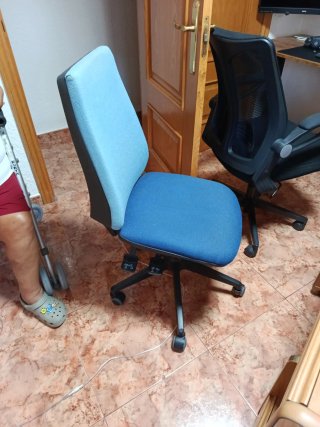 Silla de oficina azul de tela