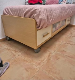 Cama con ruedas y cajones