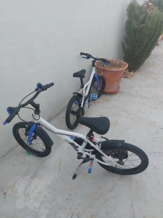 Bicicleta infantil blanca y azul