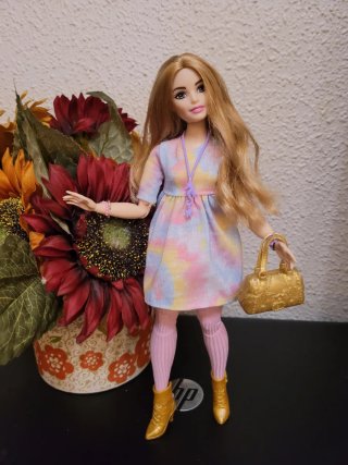 Muñeca barbie MTM con vestido tie-dye y botas dora