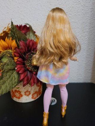 Muñeca barbie MTM con vestido tie-dye y botas dora