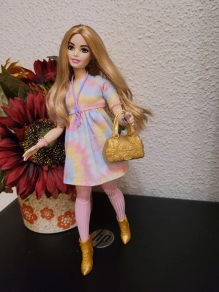 Muñeca barbie MTM con vestido tie-dye y botas dora