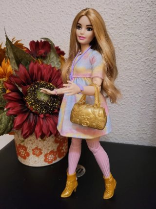 Muñeca barbie MTM con vestido tie-dye y botas dora