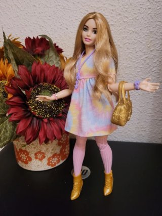 Muñeca barbie MTM con vestido tie-dye y botas dora