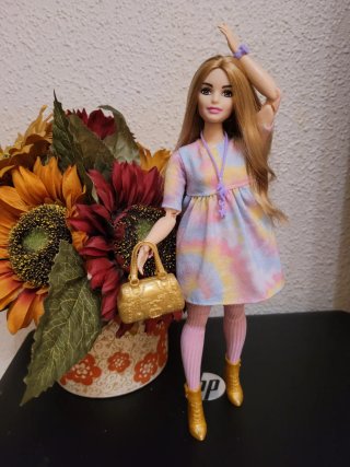 Muñeca barbie MTM con vestido tie-dye y botas dora