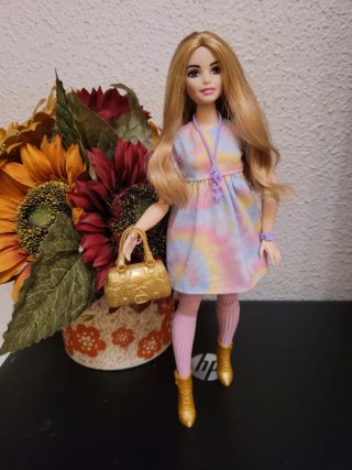 Muñeca barbie MTM con vestido tie-dye y botas dora