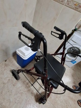 Andador 4 ruedas con asiento y freno
