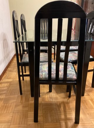 Mesa de cristal con 6 sillas negras