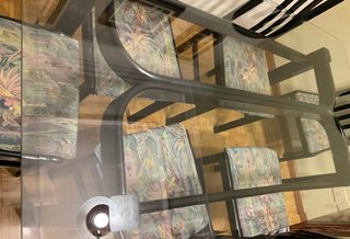 Mesa de cristal con 6 sillas negras