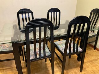 Mesa de cristal con 6 sillas negras
