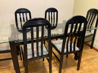 Mesa de cristal con 6 sillas negras