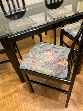 Mesa de cristal con 6 sillas negras